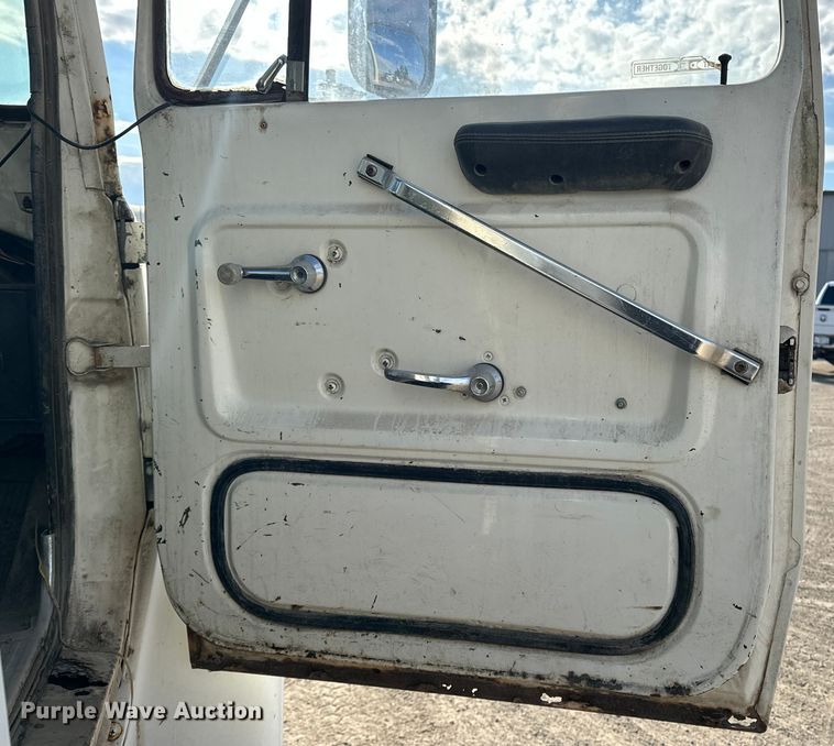 image for item ES1024 1985 Ford L7000 hook lift truck with tank