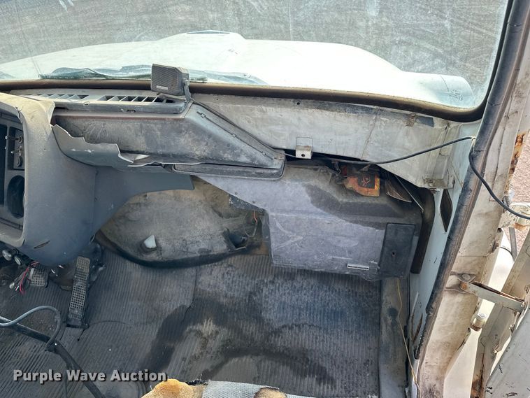 image for item ES1024 1985 Ford L7000 hook lift truck with tank