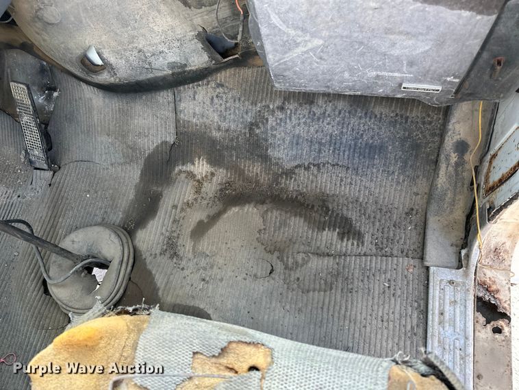 image for item ES1024 1985 Ford L7000 hook lift truck with tank