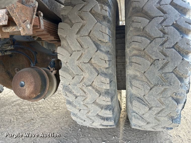 image for item ES1024 1985 Ford L7000 hook lift truck with tank