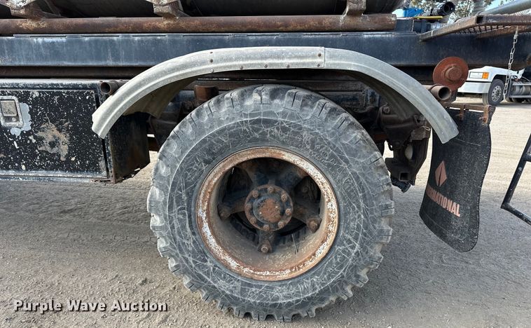 image for item ES1024 1985 Ford L7000 hook lift truck with tank