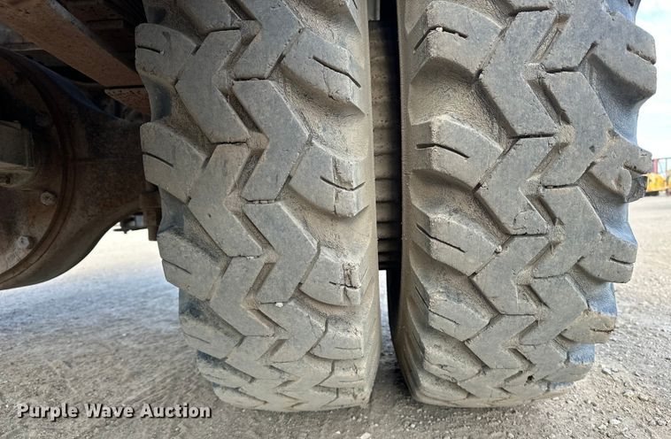 image for item ES1024 1985 Ford L7000 hook lift truck with tank