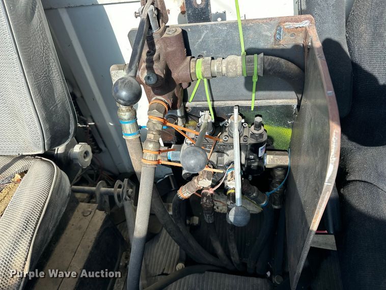 image for item ES1024 1985 Ford L7000 hook lift truck with tank