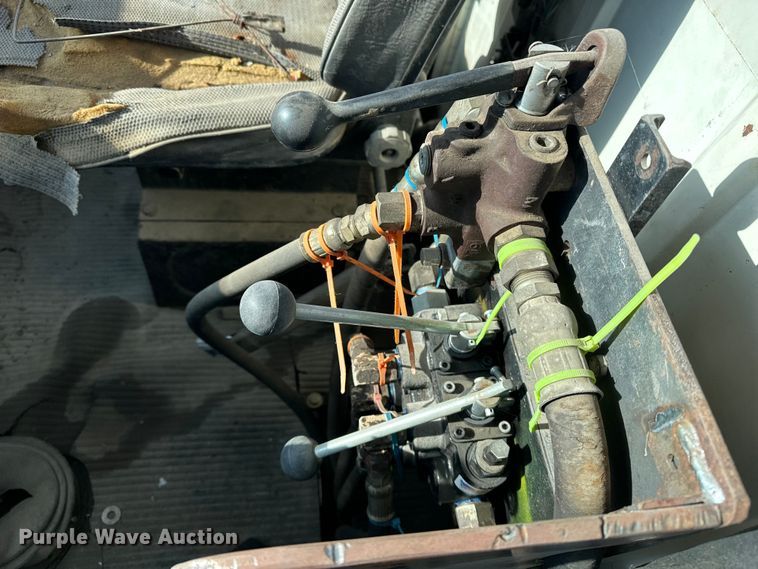 image for item ES1024 1985 Ford L7000 hook lift truck with tank