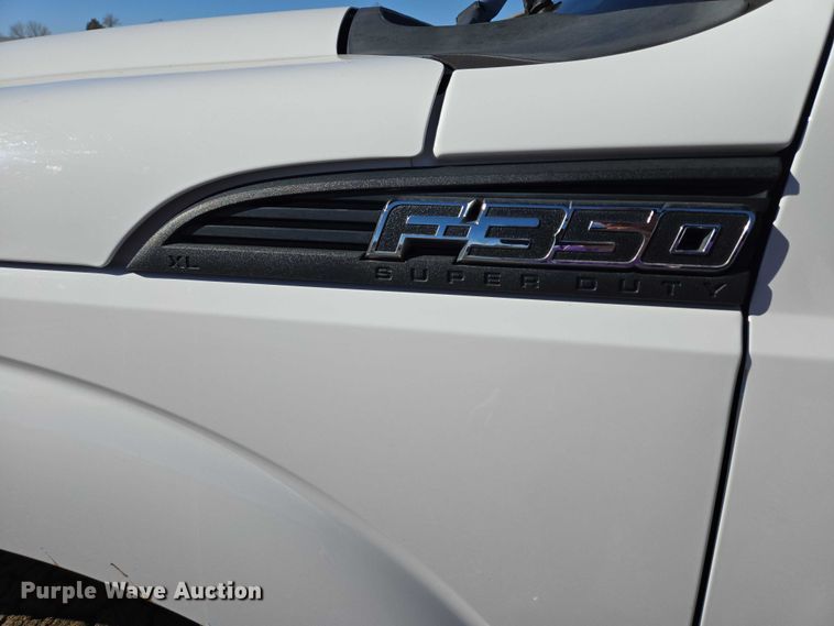 image for item ES2904 2015 Ford F350 Super Duty XL Crew Cab utility bed pickup truck