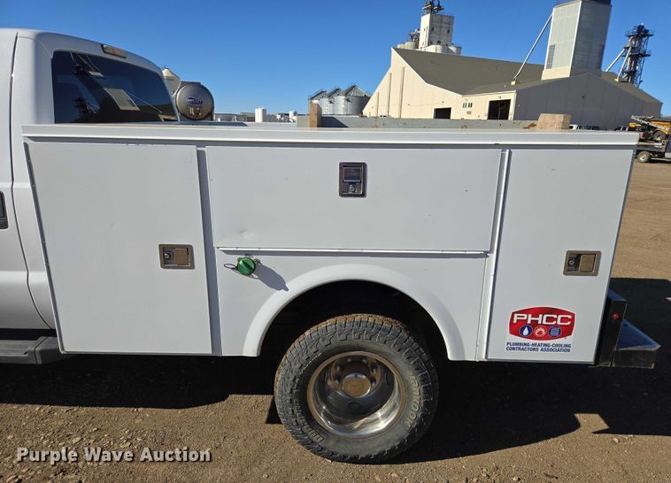 image for item ES2905 2015 Ford F350 Super Duty XL Crew Cab utility bed pickup truck