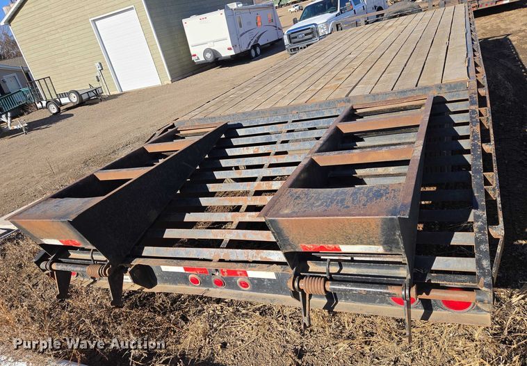 image for item ES2907 2004 PJ Trailers GN253 equipment trailer