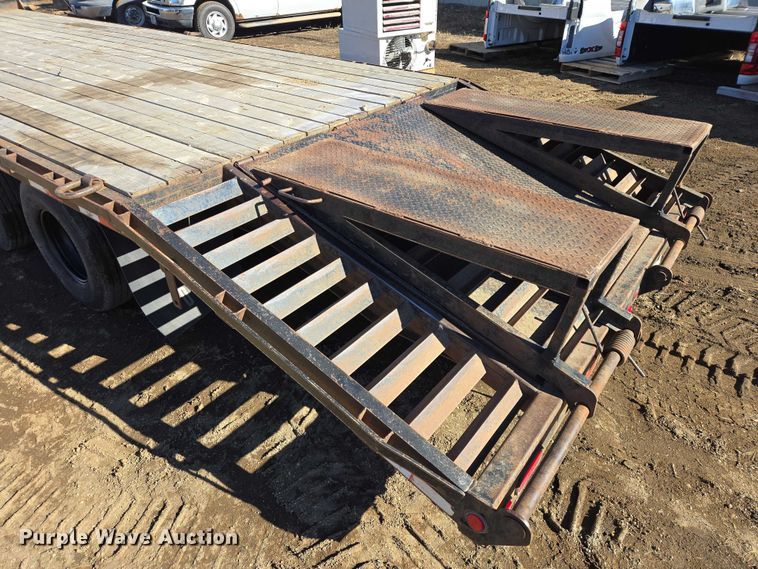 image for item ES2908 2002 DCT 827GBT24 equipment trailer