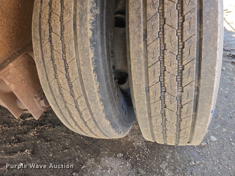 image for item ES2908 2002 DCT 827GBT24 equipment trailer