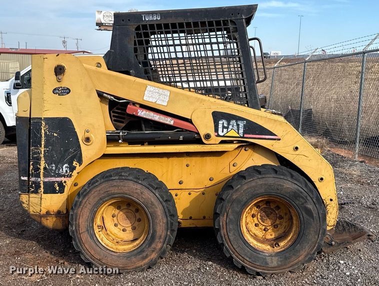 image for item ES5765 2002 Caterpillar 246 skid steer loader