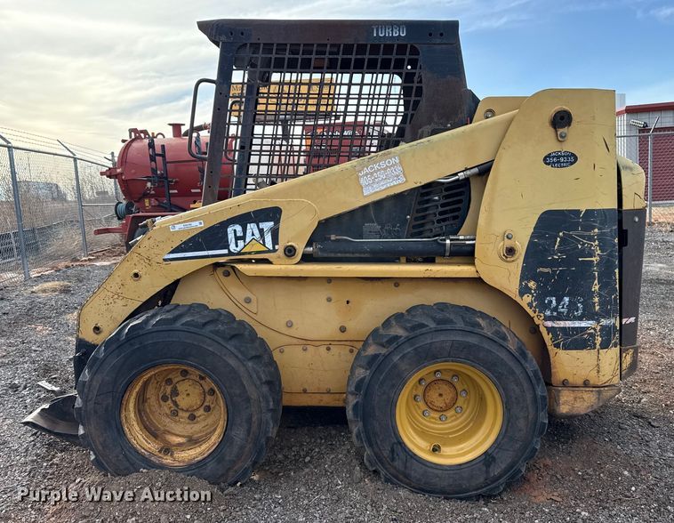 image for item ES5765 2002 Caterpillar 246 skid steer loader
