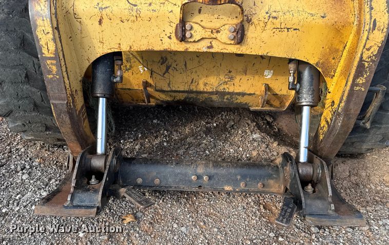 image for item ES5765 2002 Caterpillar 246 skid steer loader