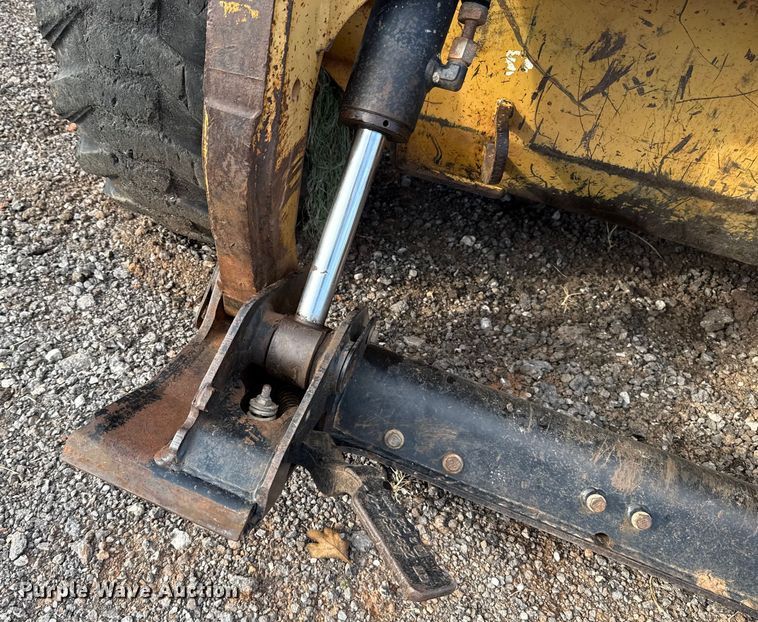 image for item ES5765 2002 Caterpillar 246 skid steer loader