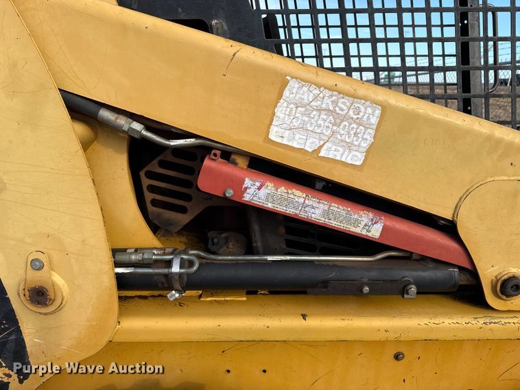 image for item ES5765 2002 Caterpillar 246 skid steer loader