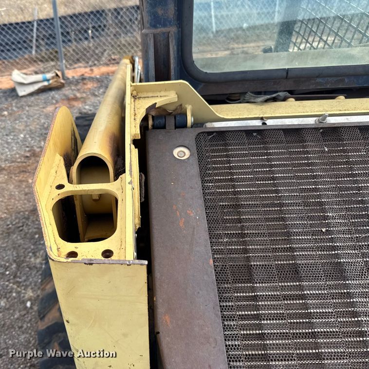 image for item ES5765 2002 Caterpillar 246 skid steer loader