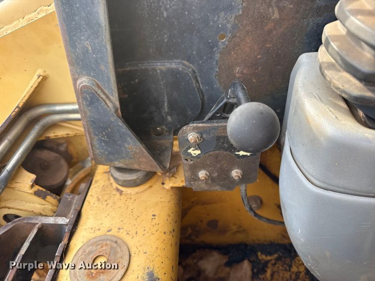 image for item ES5765 2002 Caterpillar 246 skid steer loader