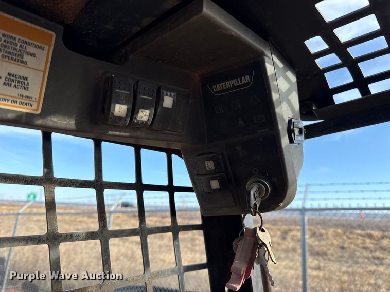 image for item ES5765 2002 Caterpillar 246 skid steer loader