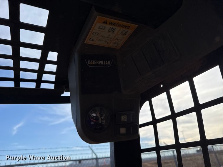 image for item ES5765 2002 Caterpillar 246 skid steer loader