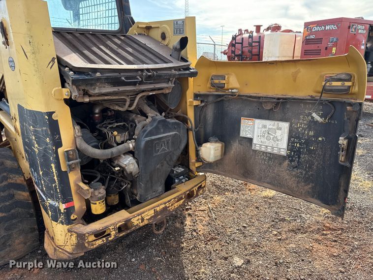 image for item ES5765 2002 Caterpillar 246 skid steer loader