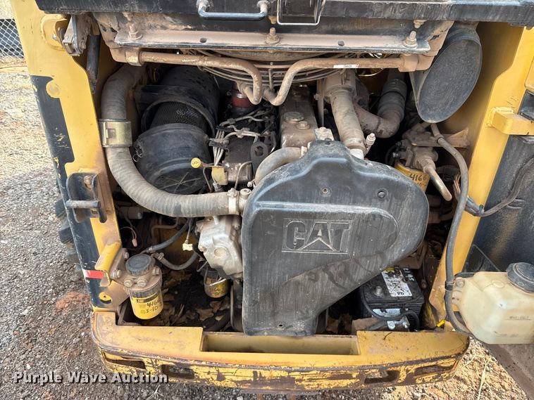 image for item ES5765 2002 Caterpillar 246 skid steer loader