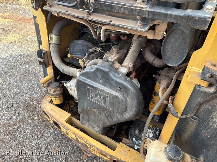 image for item ES5765 2002 Caterpillar 246 skid steer loader