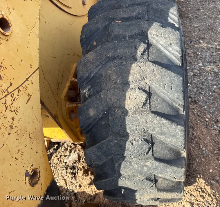 image for item ES5765 2002 Caterpillar 246 skid steer loader