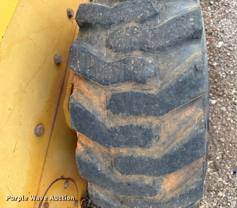 image for item ES5765 2002 Caterpillar 246 skid steer loader