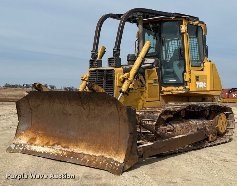 image for item ES5798 2004 John Deere 750C LT dozer