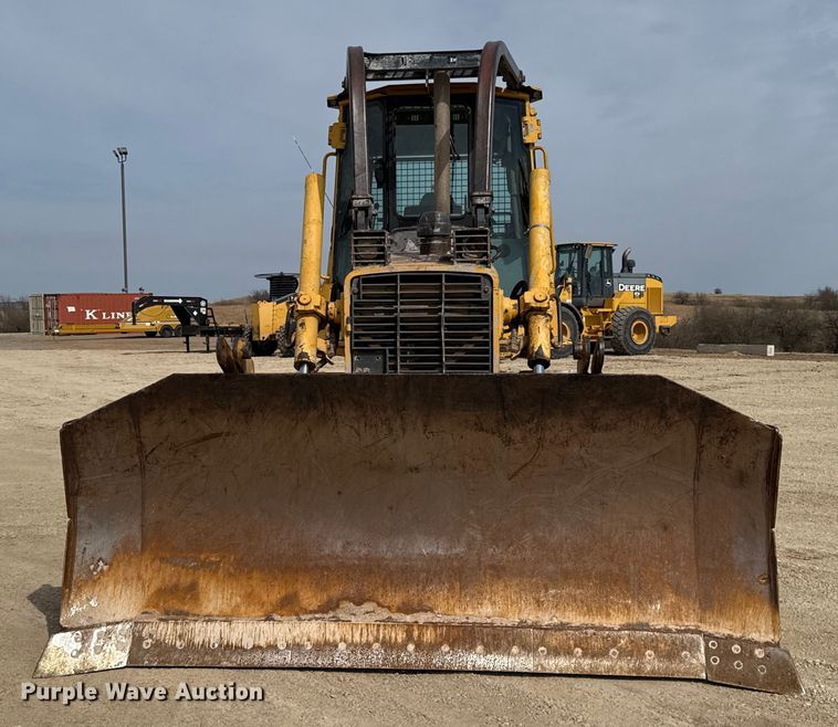 image for item ES5798 2004 John Deere 750C LT dozer