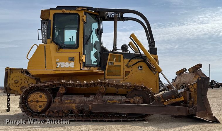 image for item ES5798 2004 John Deere 750C LT dozer