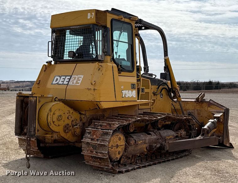 image for item ES5798 2004 John Deere 750C LT dozer