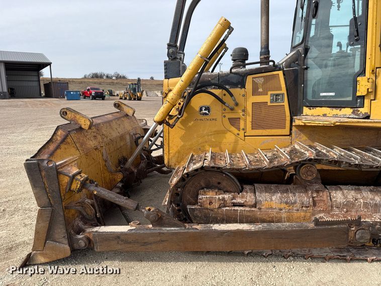 image for item ES5798 2004 John Deere 750C LT dozer