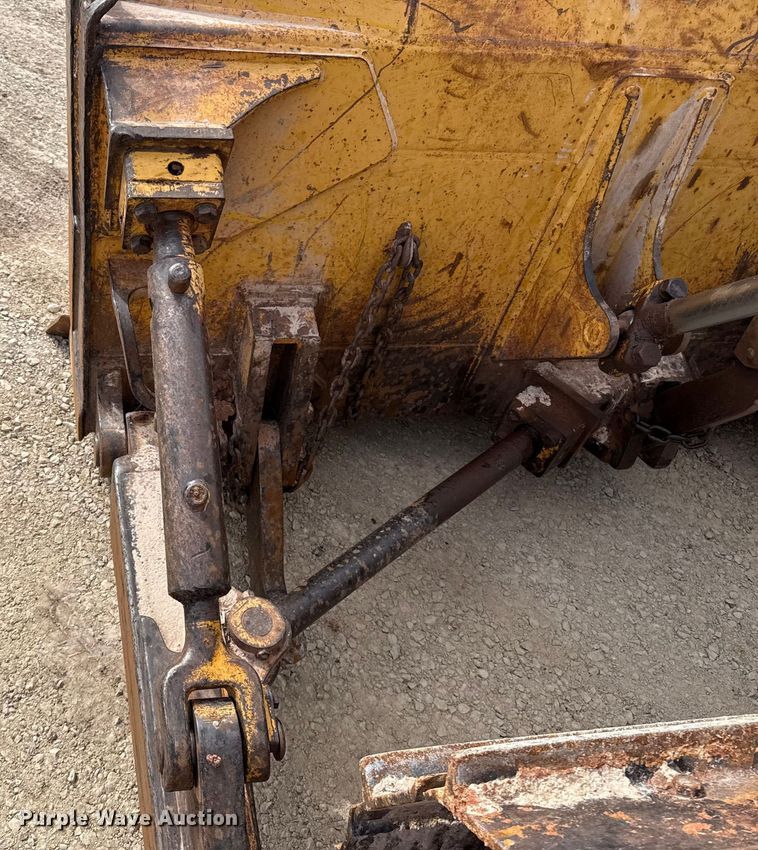 image for item ES5798 2004 John Deere 750C LT dozer