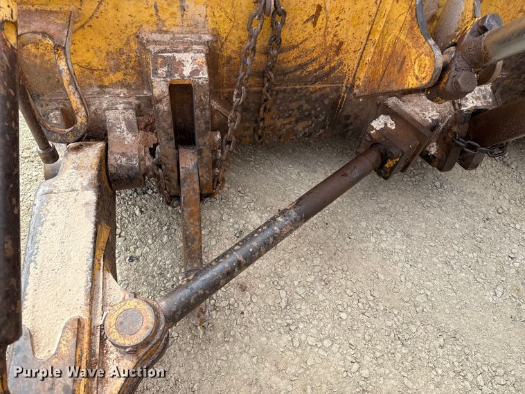 image for item ES5798 2004 John Deere 750C LT dozer