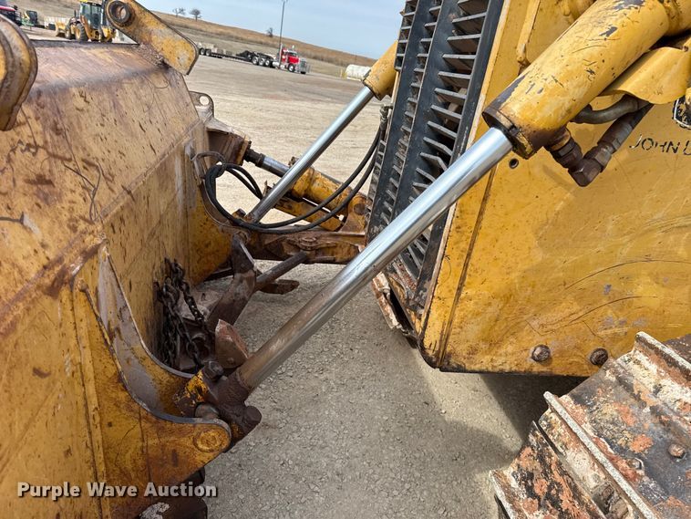 image for item ES5798 2004 John Deere 750C LT dozer