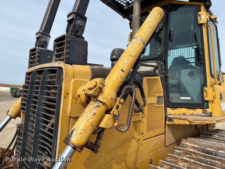 image for item ES5798 2004 John Deere 750C LT dozer