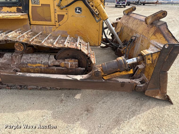 image for item ES5798 2004 John Deere 750C LT dozer