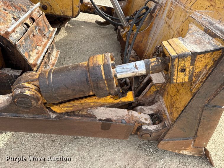 image for item ES5798 2004 John Deere 750C LT dozer