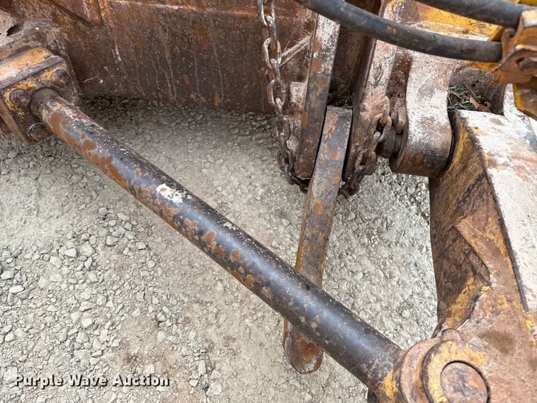 image for item ES5798 2004 John Deere 750C LT dozer