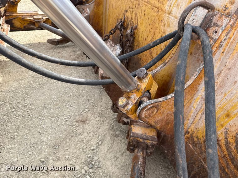 image for item ES5798 2004 John Deere 750C LT dozer