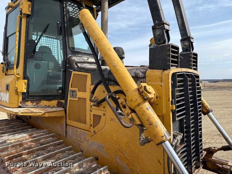 image for item ES5798 2004 John Deere 750C LT dozer