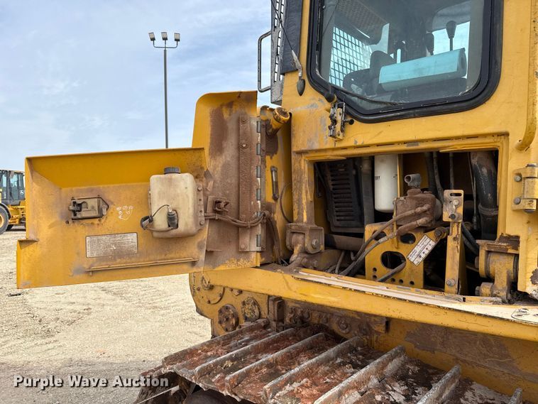 image for item ES5798 2004 John Deere 750C LT dozer