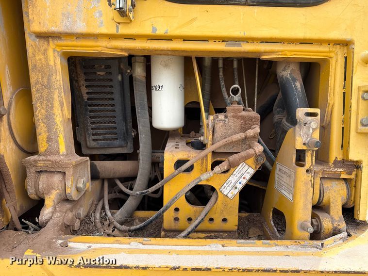 image for item ES5798 2004 John Deere 750C LT dozer