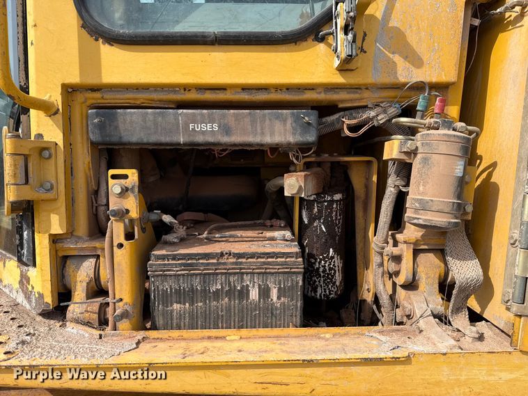 image for item ES5798 2004 John Deere 750C LT dozer