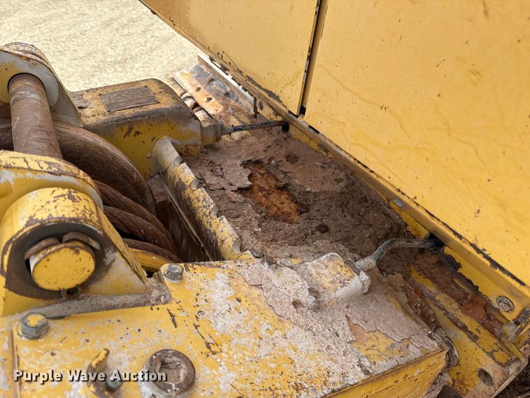 image for item ES5798 2004 John Deere 750C LT dozer