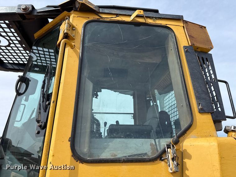 image for item ES5798 2004 John Deere 750C LT dozer