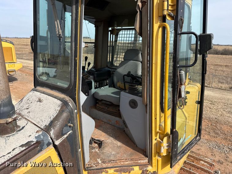 image for item ES5798 2004 John Deere 750C LT dozer