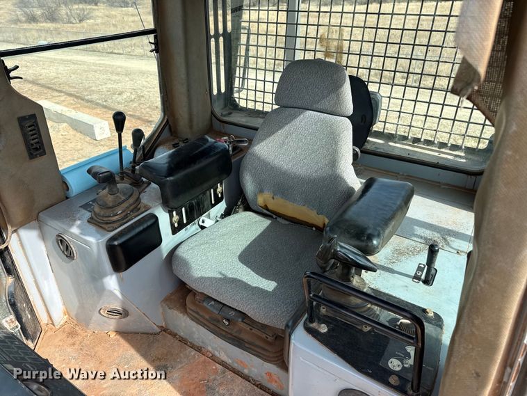 image for item ES5798 2004 John Deere 750C LT dozer