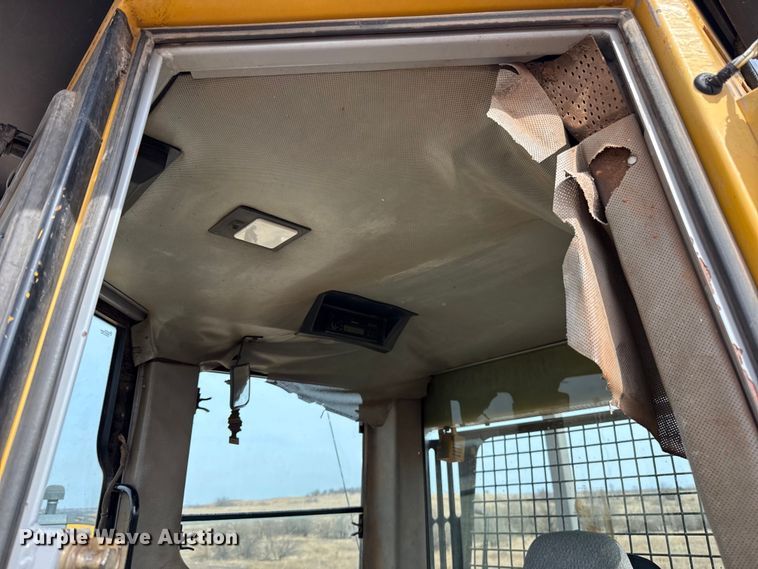 image for item ES5798 2004 John Deere 750C LT dozer