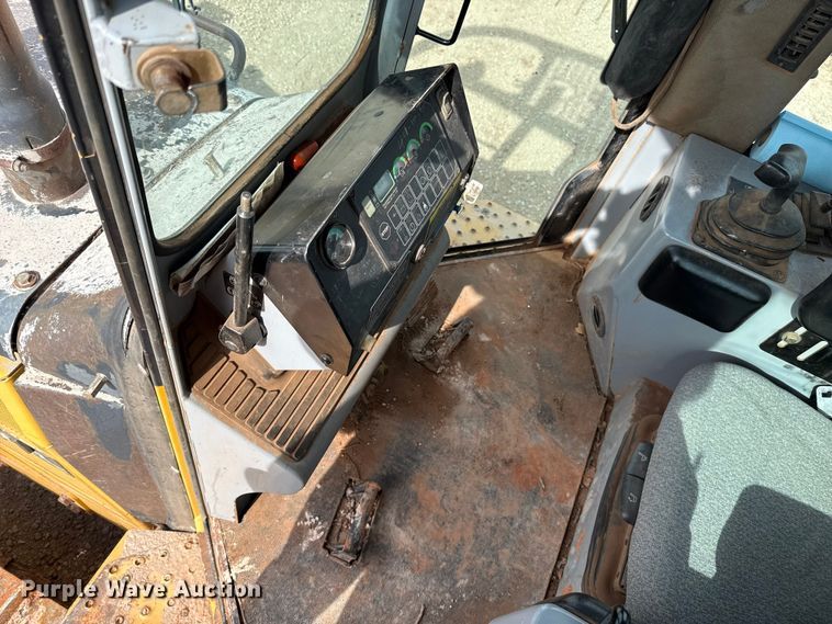 image for item ES5798 2004 John Deere 750C LT dozer